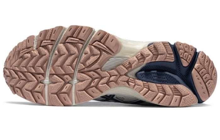 AsicsGel-Kahana8GlacierGreyGrandShark_1-700x448-1.jpg
