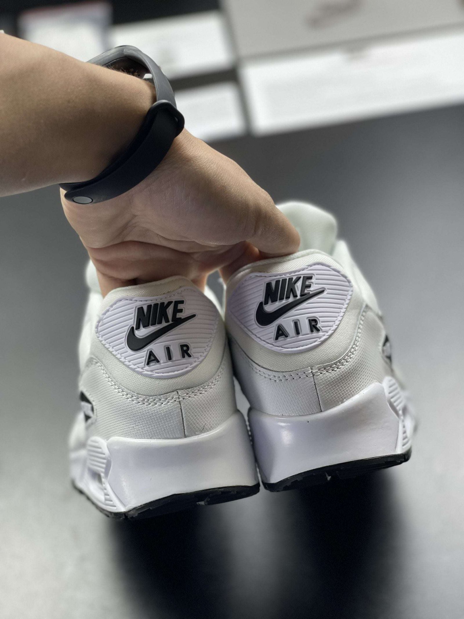 NikeAirMax90WhiteBlack_2.jpg